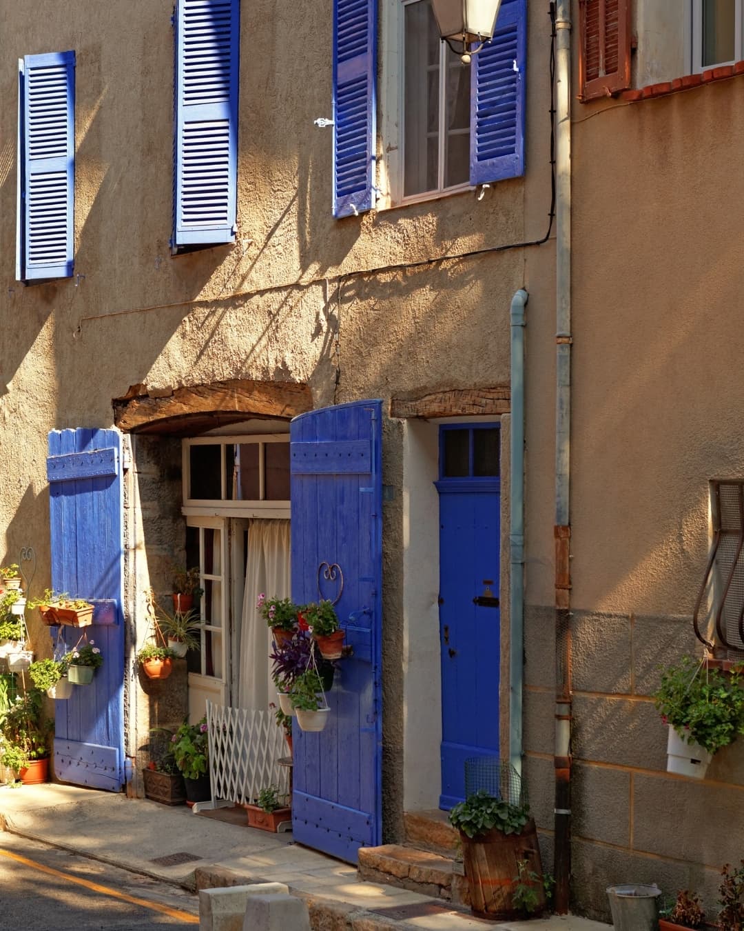 Maison et ruelle à Cotignac en Provence Verte & Verdon